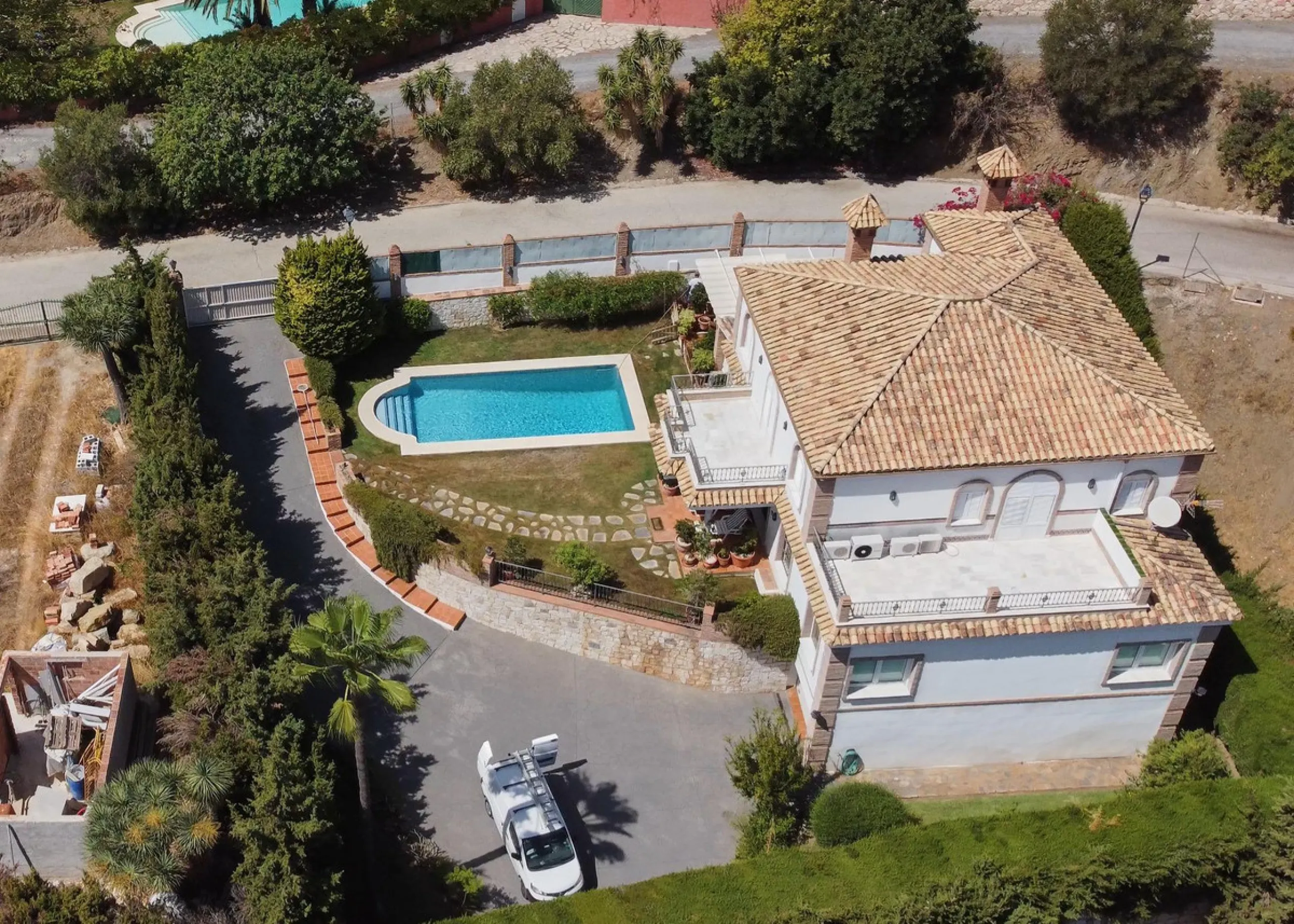 Discover this exceptional detached villa located in the desirable Carretera de Mijas area. With a generous build size of 483 m2 and set on an expansive plot of 833 m2, this property is just a short walk (2500 meters) to the stunning beach. The home featur