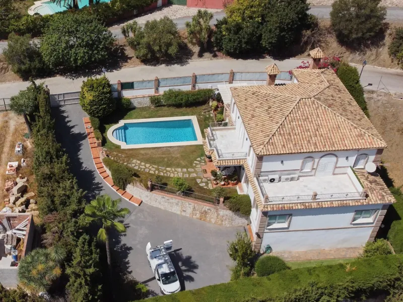 Discover this exceptional detached villa located in the desirable Carretera de Mijas area. With a generous build size of 483 m2 and set on an expansive plot of 833 m2, this property is just a short walk (2500 meters) to the stunning beach. The home featur
