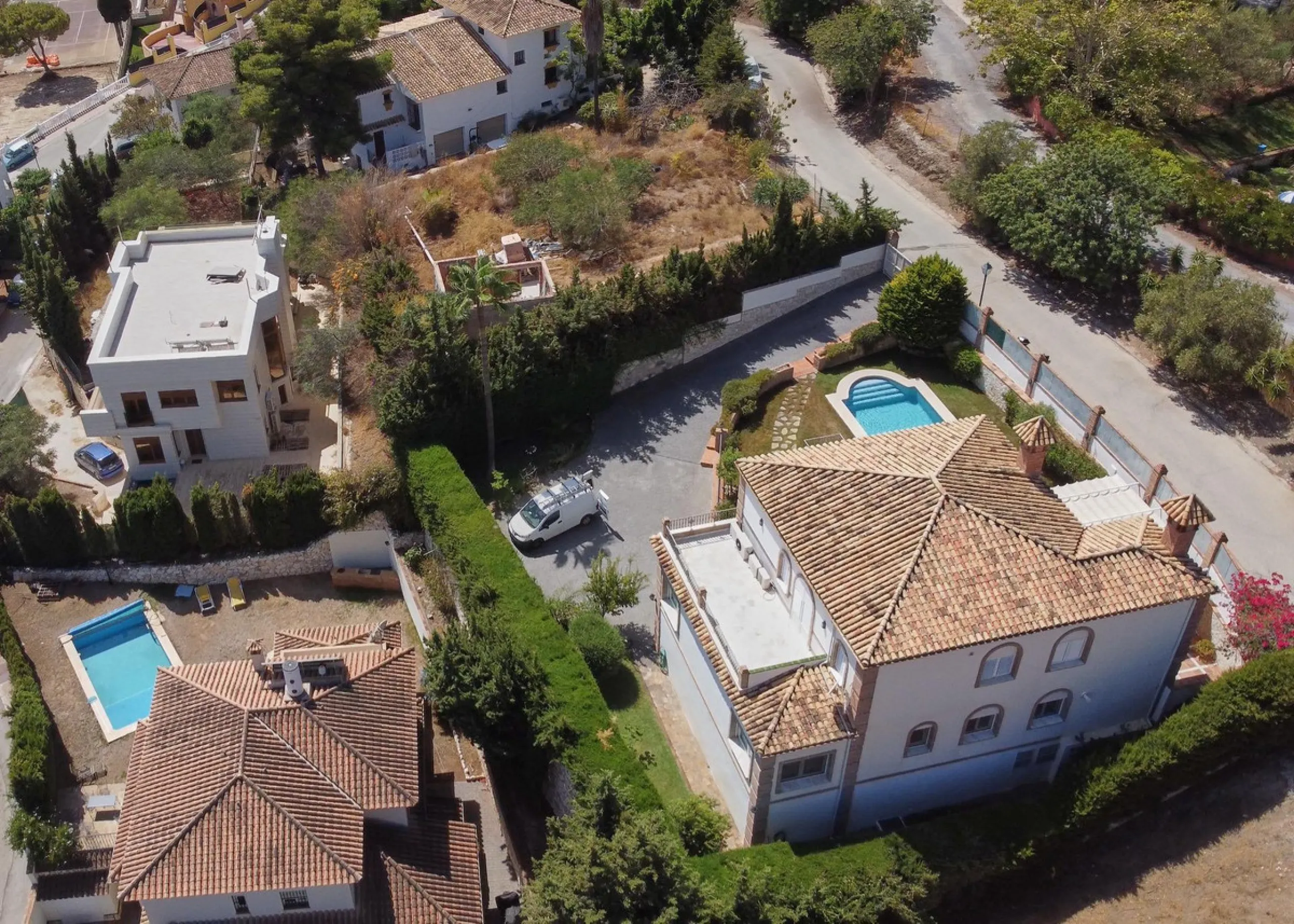 Discover this exceptional detached villa located in the desirable Carretera de Mijas area. With a generous build size of 483 m2 and set on an expansive plot of 833 m2, this property is just a short walk (2500 meters) to the stunning beach. The home featur