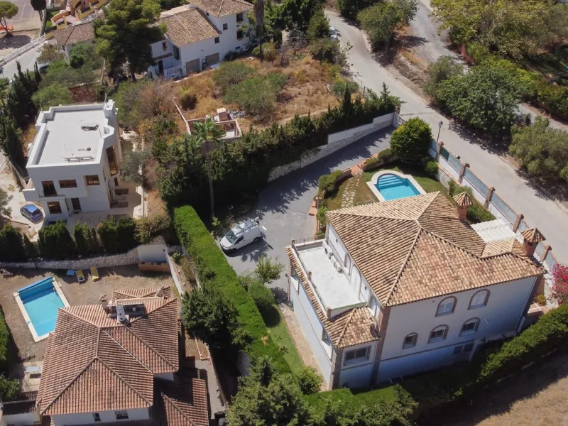 Discover this exceptional detached villa located in the desirable Carretera de Mijas area. With a generous build size of 483 m2 and set on an expansive plot of 833 m2, this property is just a short walk (2500 meters) to the stunning beach. The home featur