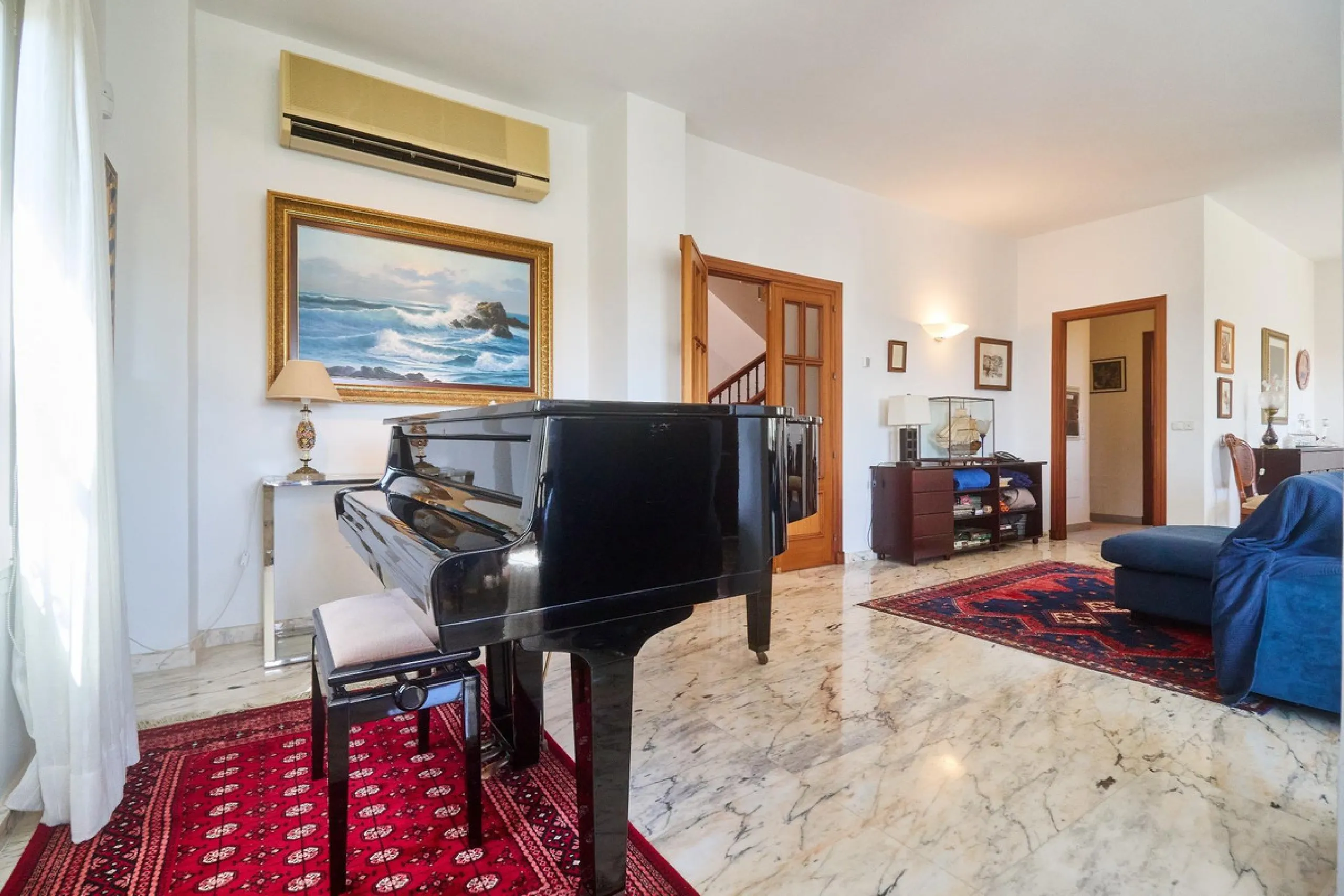 Discover this exceptional detached villa located in the desirable Carretera de Mijas area. With a generous build size of 483 m2 and set on an expansive plot of 833 m2, this property is just a short walk (2500 meters) to the stunning beach. The home featur
