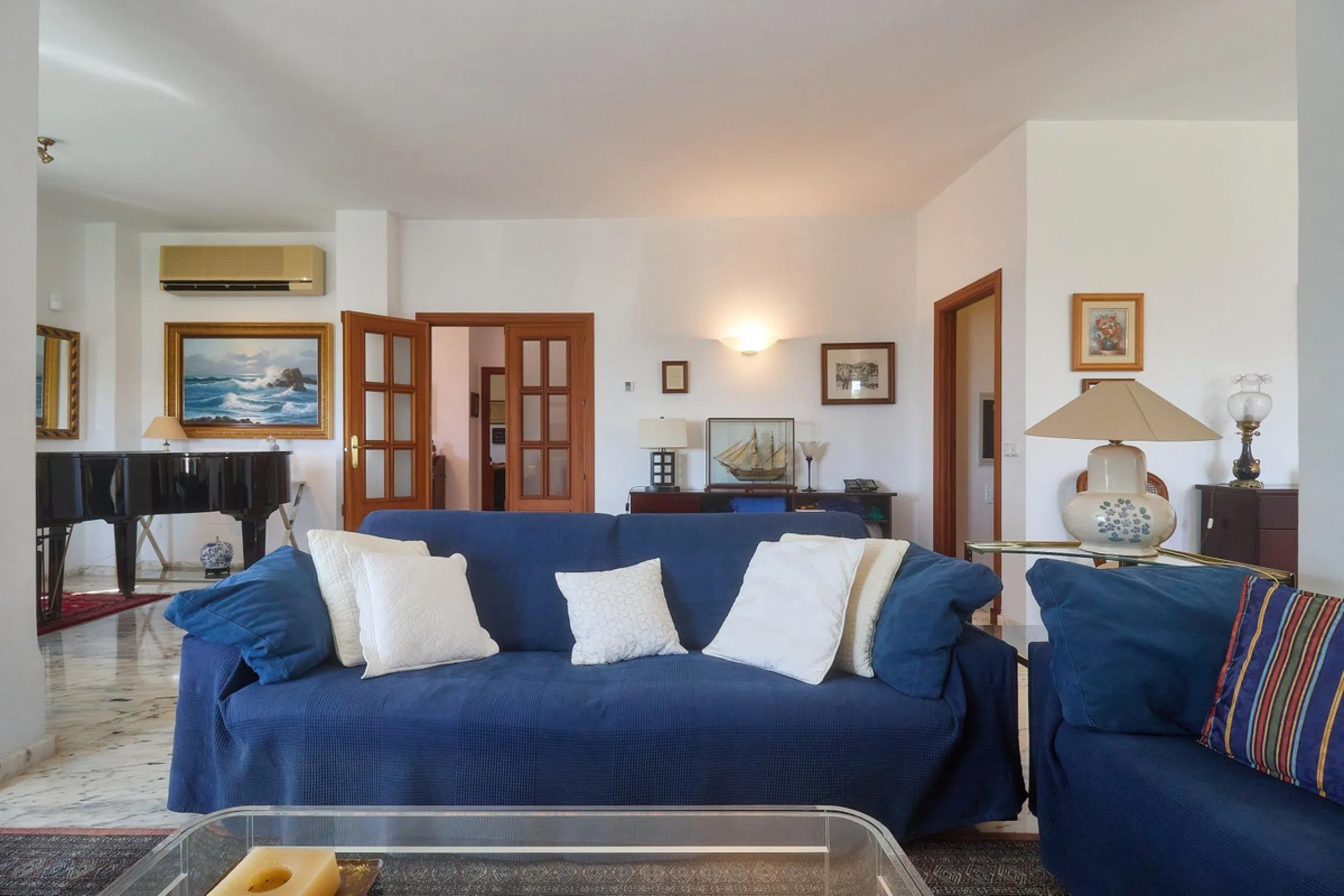 Discover this exceptional detached villa located in the desirable Carretera de Mijas area. With a generous build size of 483 m2 and set on an expansive plot of 833 m2, this property is just a short walk (2500 meters) to the stunning beach. The home featur