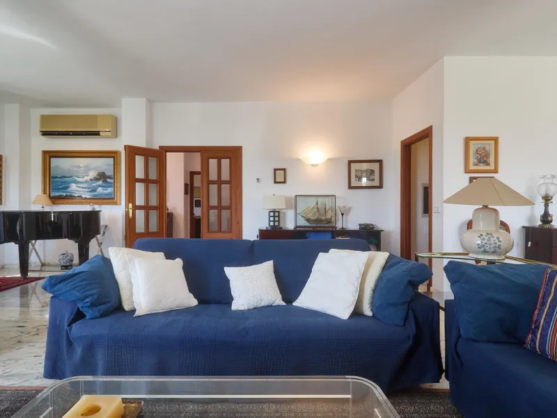 Discover this exceptional detached villa located in the desirable Carretera de Mijas area. With a generous build size of 483 m2 and set on an expansive plot of 833 m2, this property is just a short walk (2500 meters) to the stunning beach. The home featur