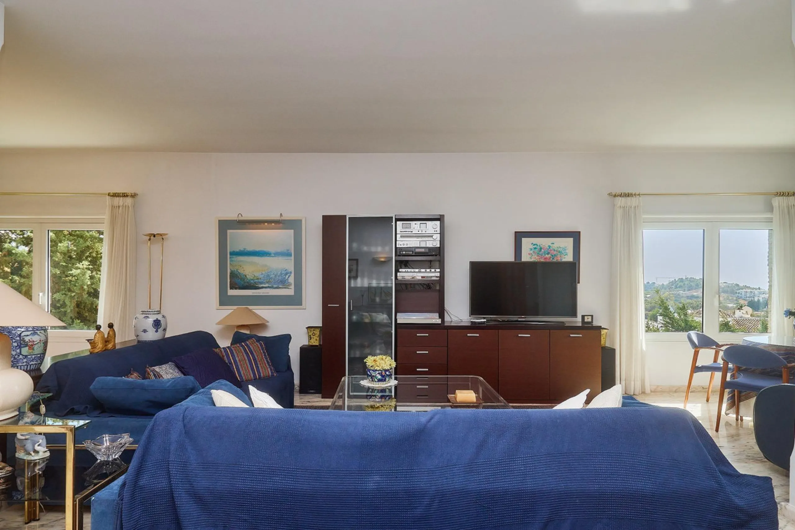 Discover this exceptional detached villa located in the desirable Carretera de Mijas area. With a generous build size of 483 m2 and set on an expansive plot of 833 m2, this property is just a short walk (2500 meters) to the stunning beach. The home featur