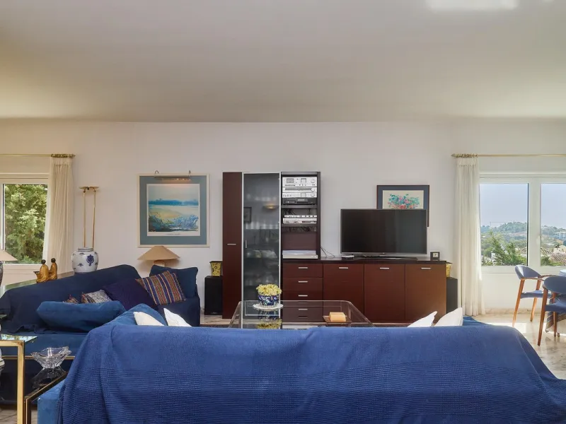 Discover this exceptional detached villa located in the desirable Carretera de Mijas area. With a generous build size of 483 m2 and set on an expansive plot of 833 m2, this property is just a short walk (2500 meters) to the stunning beach. The home featur