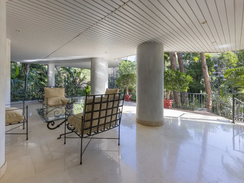 Located in Marbella's prestigious Golden Mile, this elegant apartment offers a rare combination of prime location, comfort, and Mediterranean lifestyle. Set within the sought-after Jardín del Mediterráneo community, it is just a short stroll from the beac