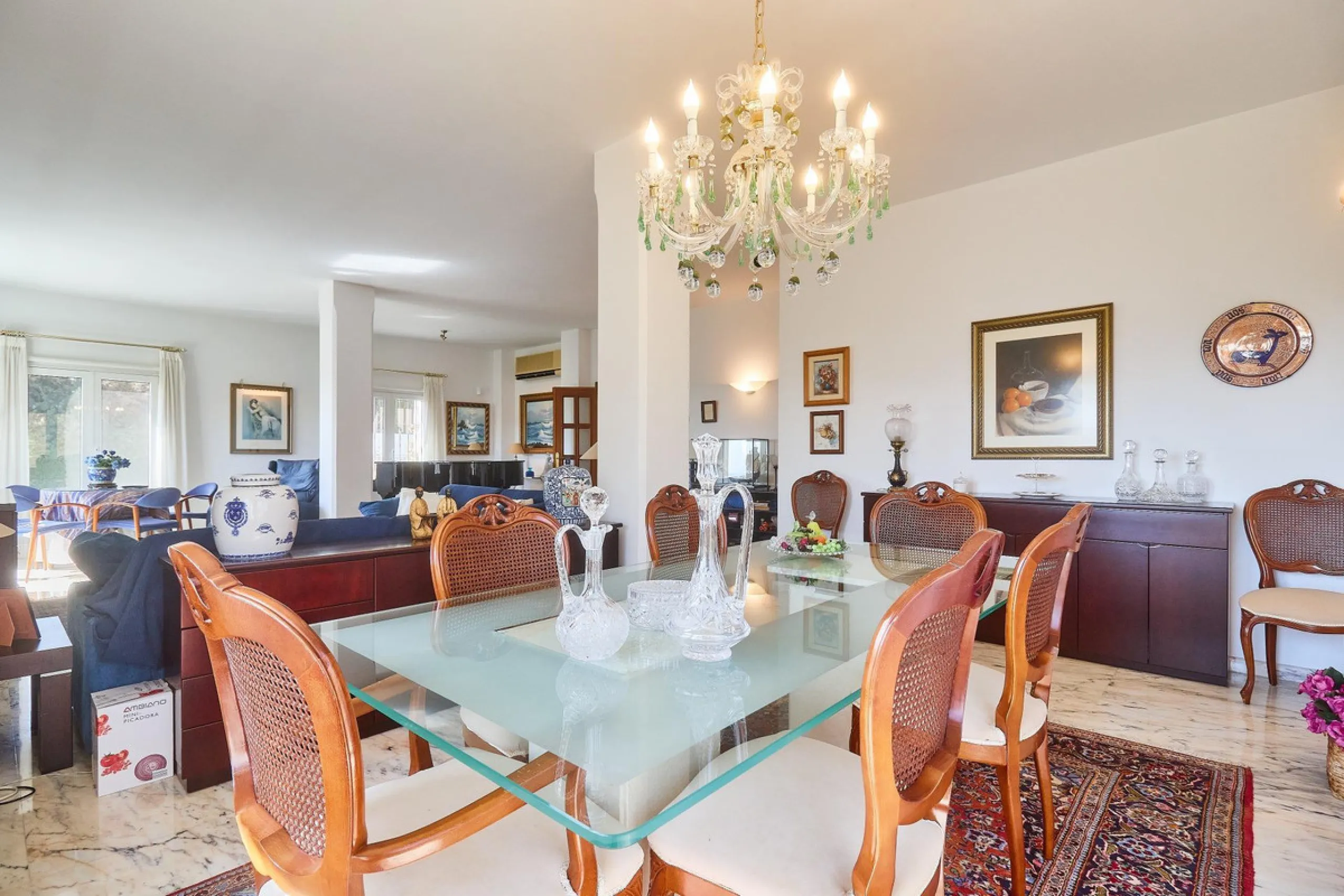Discover this exceptional detached villa located in the desirable Carretera de Mijas area. With a generous build size of 483 m2 and set on an expansive plot of 833 m2, this property is just a short walk (2500 meters) to the stunning beach. The home featur