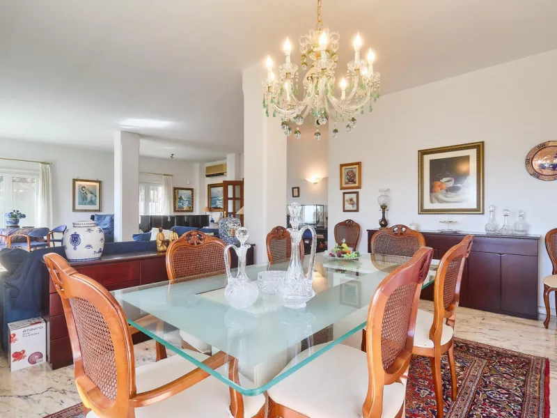Discover this exceptional detached villa located in the desirable Carretera de Mijas area. With a generous build size of 483 m2 and set on an expansive plot of 833 m2, this property is just a short walk (2500 meters) to the stunning beach. The home featur