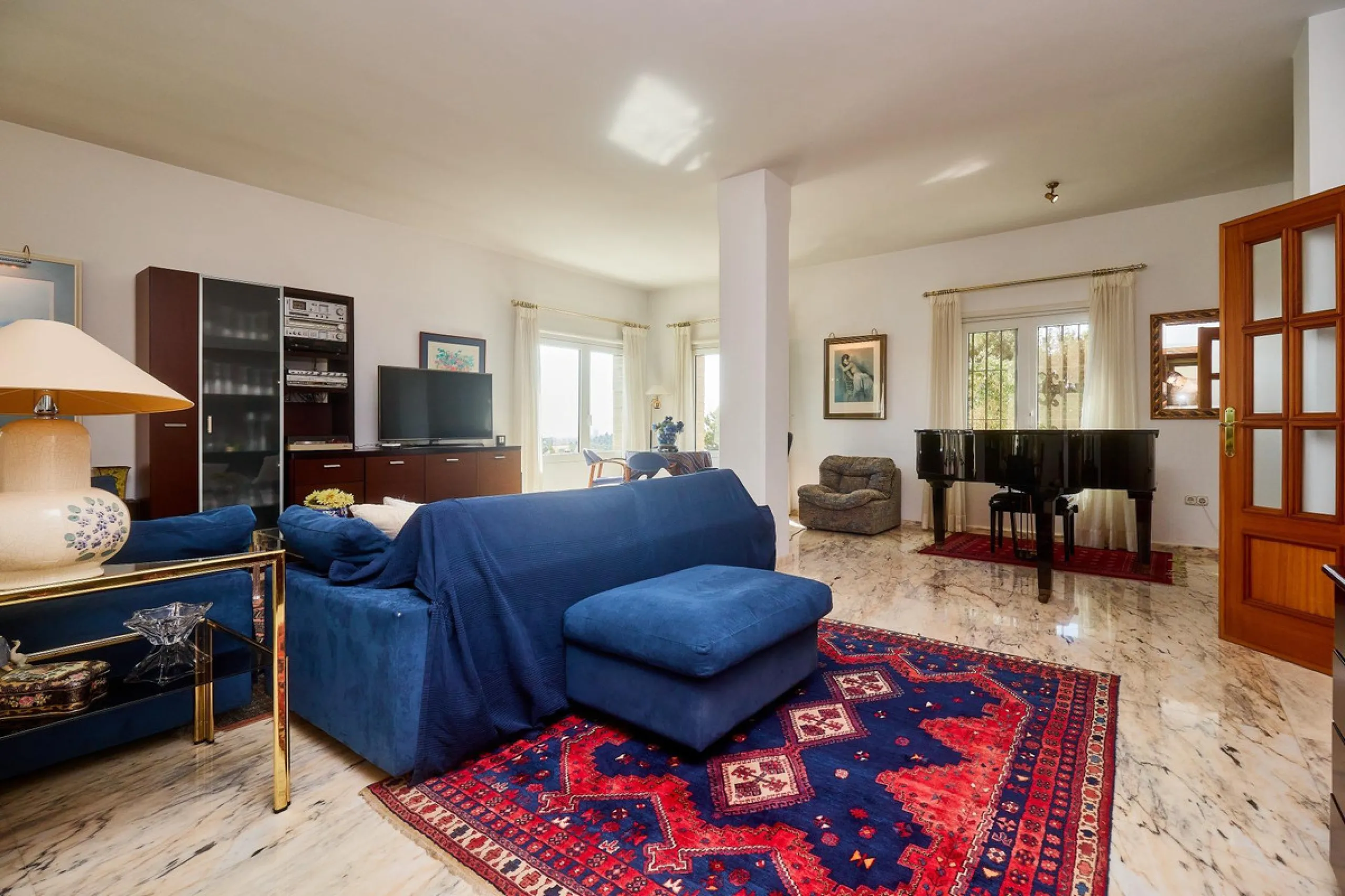 Discover this exceptional detached villa located in the desirable Carretera de Mijas area. With a generous build size of 483 m2 and set on an expansive plot of 833 m2, this property is just a short walk (2500 meters) to the stunning beach. The home featur