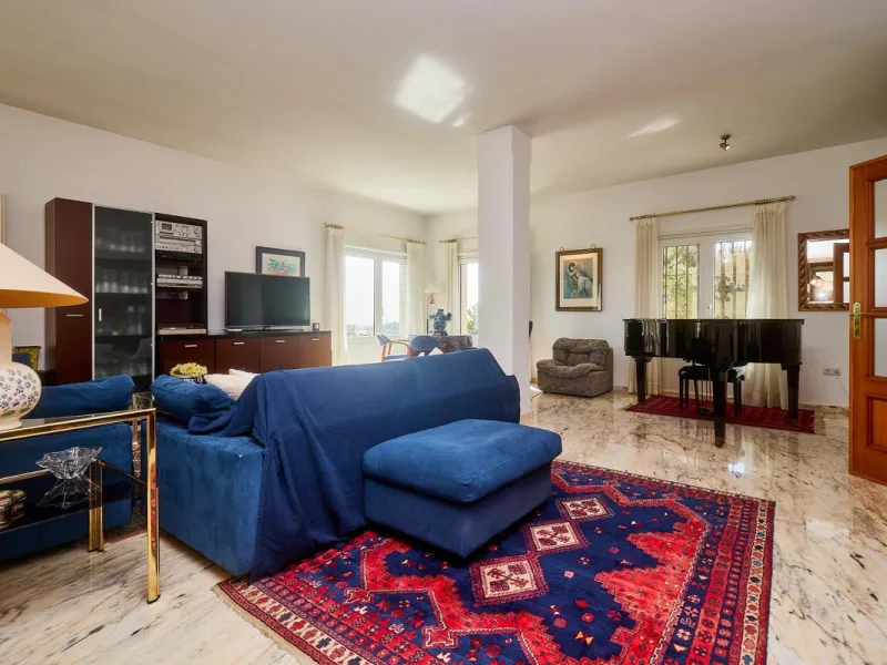 Discover this exceptional detached villa located in the desirable Carretera de Mijas area. With a generous build size of 483 m2 and set on an expansive plot of 833 m2, this property is just a short walk (2500 meters) to the stunning beach. The home featur
