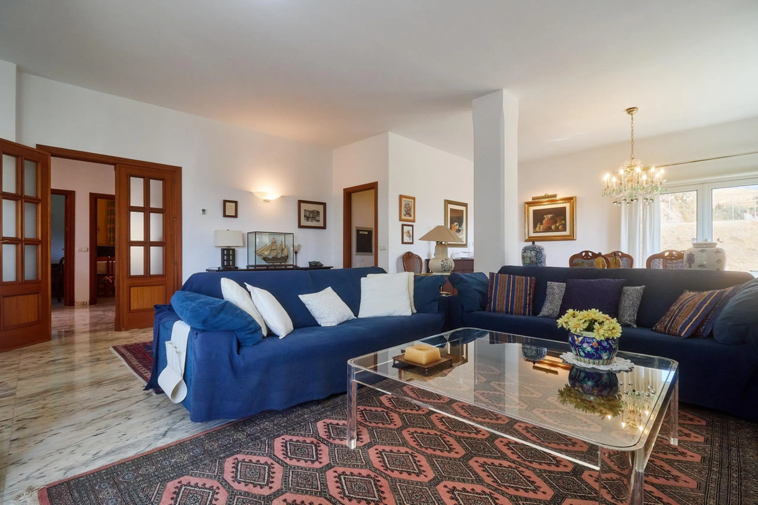 Discover this exceptional detached villa located in the desirable Carretera de Mijas area. With a generous build size of 483 m2 and set on an expansive plot of 833 m2, this property is just a short walk (2500 meters) to the stunning beach. The home featur