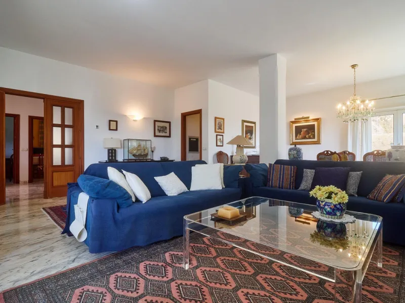 Discover this exceptional detached villa located in the desirable Carretera de Mijas area. With a generous build size of 483 m2 and set on an expansive plot of 833 m2, this property is just a short walk (2500 meters) to the stunning beach. The home featur