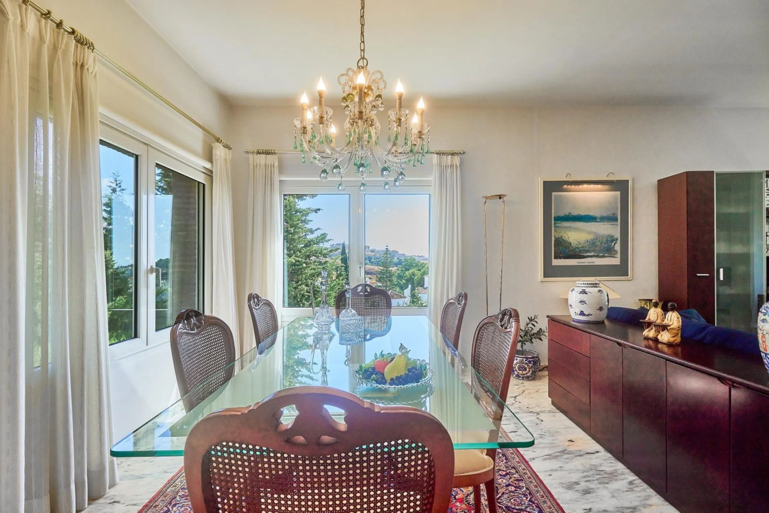 Discover this exceptional detached villa located in the desirable Carretera de Mijas area. With a generous build size of 483 m2 and set on an expansive plot of 833 m2, this property is just a short walk (2500 meters) to the stunning beach. The home featur