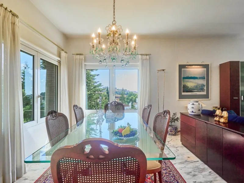 Discover this exceptional detached villa located in the desirable Carretera de Mijas area. With a generous build size of 483 m2 and set on an expansive plot of 833 m2, this property is just a short walk (2500 meters) to the stunning beach. The home featur