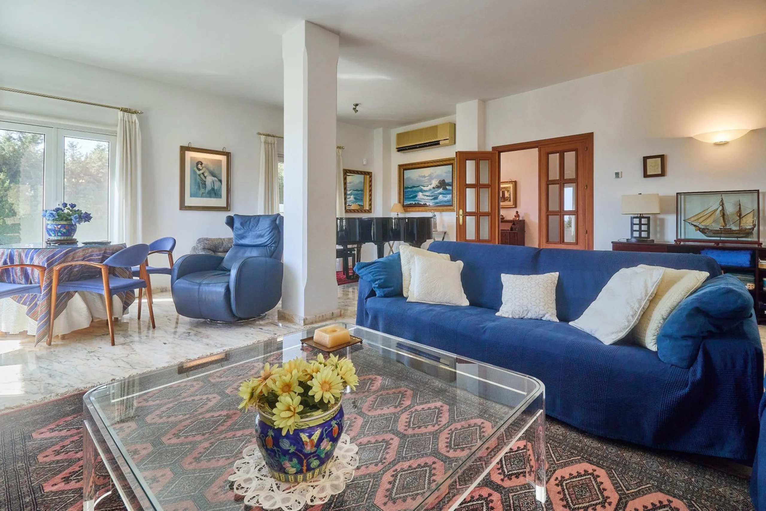Discover this exceptional detached villa located in the desirable Carretera de Mijas area. With a generous build size of 483 m2 and set on an expansive plot of 833 m2, this property is just a short walk (2500 meters) to the stunning beach. The home featur