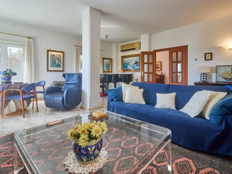 Discover this exceptional detached villa located in the desirable Carretera de Mijas area. With a generous build size of 483 m2 and set on an expansive plot of 833 m2, this property is just a short walk (2500 meters) to the stunning beach. The home featur
