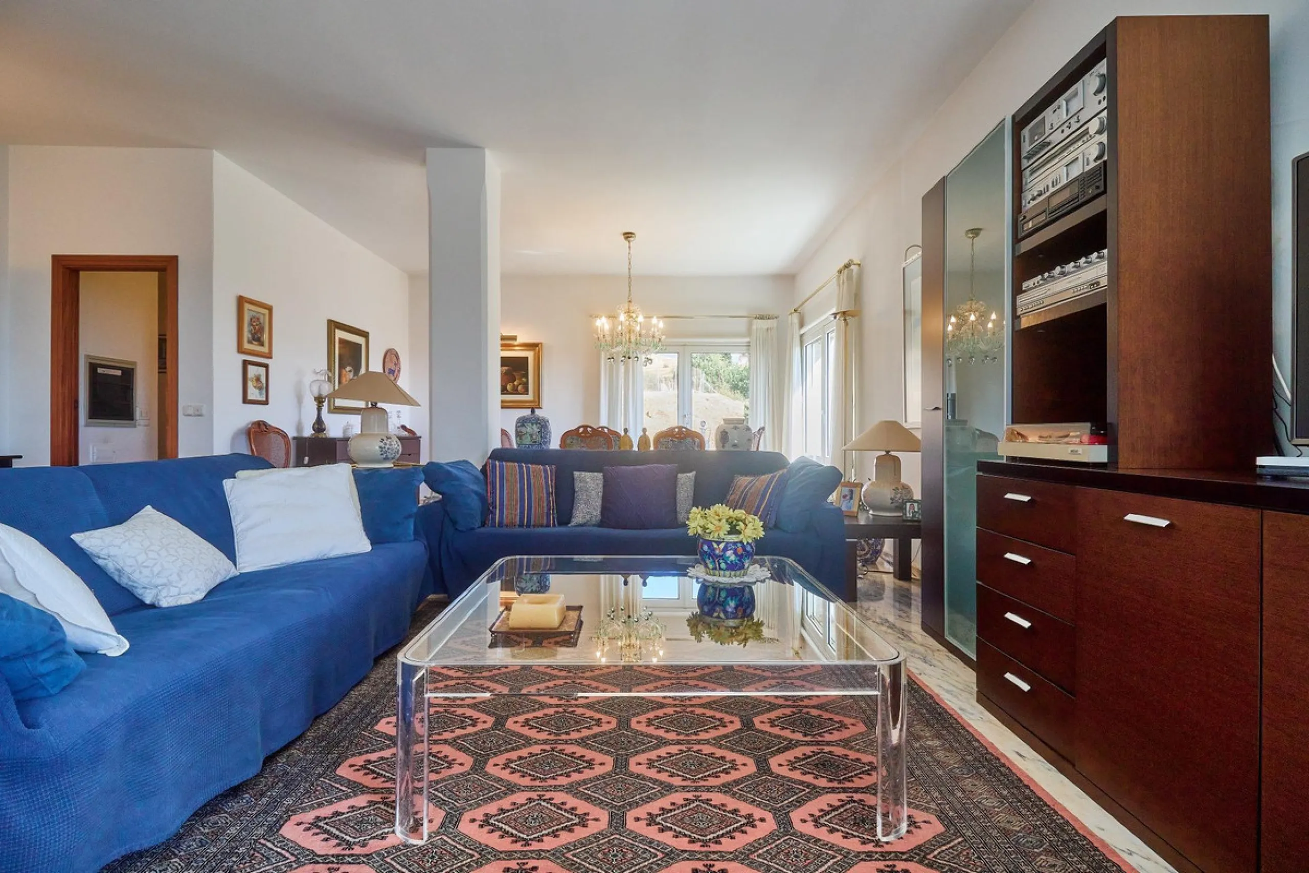 Discover this exceptional detached villa located in the desirable Carretera de Mijas area. With a generous build size of 483 m2 and set on an expansive plot of 833 m2, this property is just a short walk (2500 meters) to the stunning beach. The home featur