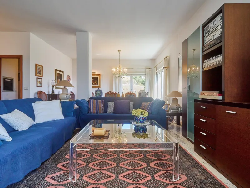 Discover this exceptional detached villa located in the desirable Carretera de Mijas area. With a generous build size of 483 m2 and set on an expansive plot of 833 m2, this property is just a short walk (2500 meters) to the stunning beach. The home featur