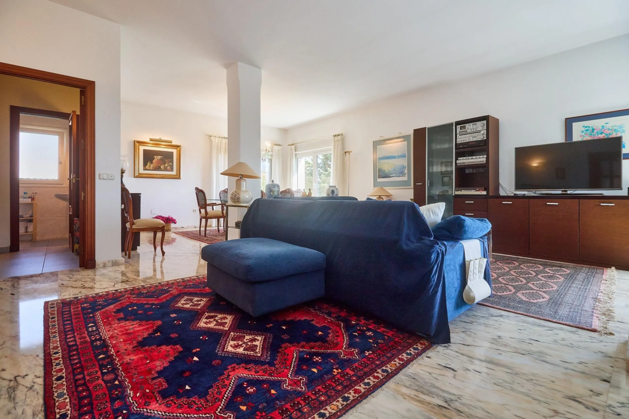 Discover this exceptional detached villa located in the desirable Carretera de Mijas area. With a generous build size of 483 m2 and set on an expansive plot of 833 m2, this property is just a short walk (2500 meters) to the stunning beach. The home featur