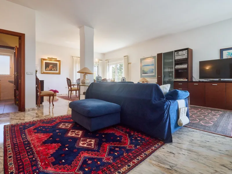 Discover this exceptional detached villa located in the desirable Carretera de Mijas area. With a generous build size of 483 m2 and set on an expansive plot of 833 m2, this property is just a short walk (2500 meters) to the stunning beach. The home featur