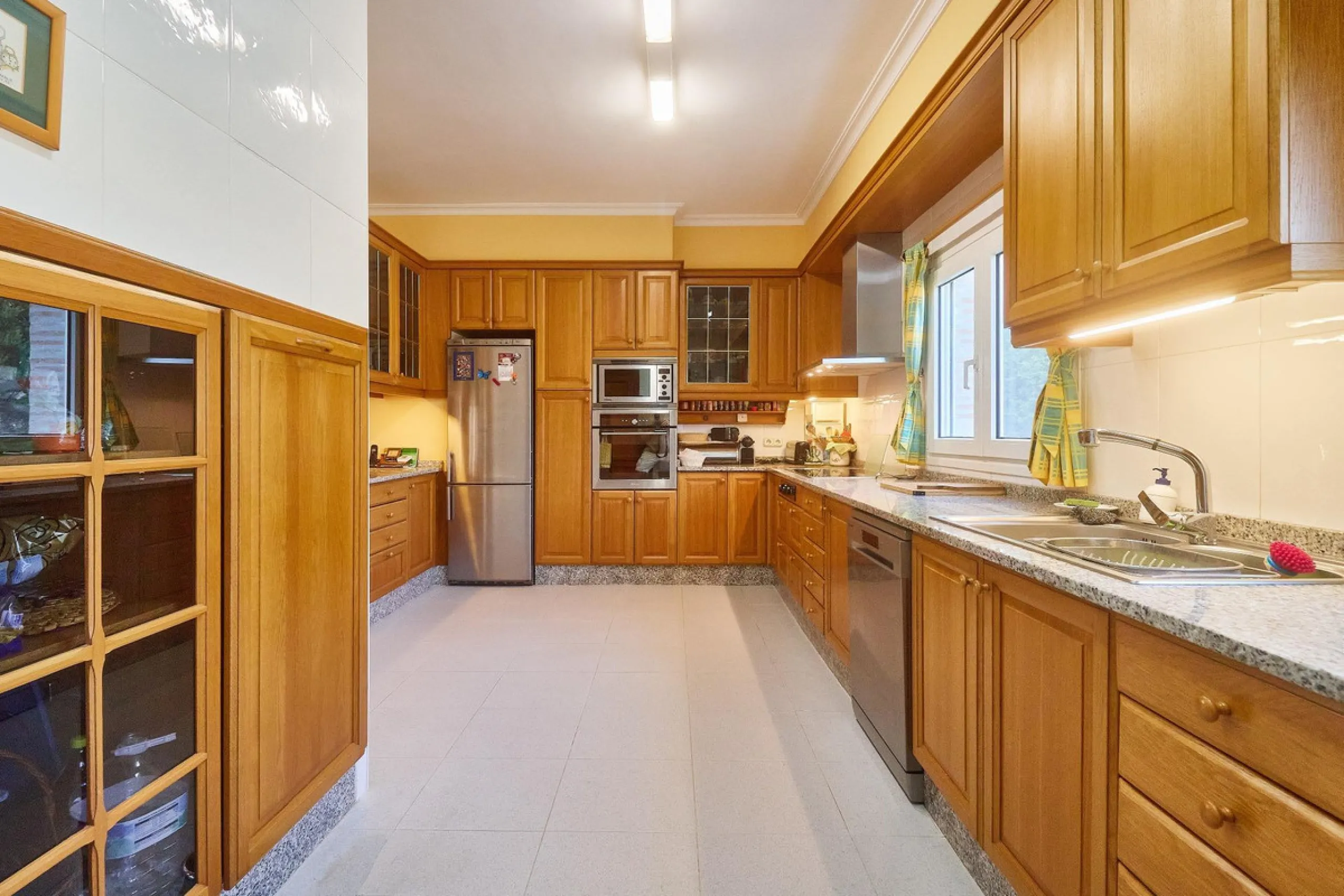 Discover this exceptional detached villa located in the desirable Carretera de Mijas area. With a generous build size of 483 m2 and set on an expansive plot of 833 m2, this property is just a short walk (2500 meters) to the stunning beach. The home featur