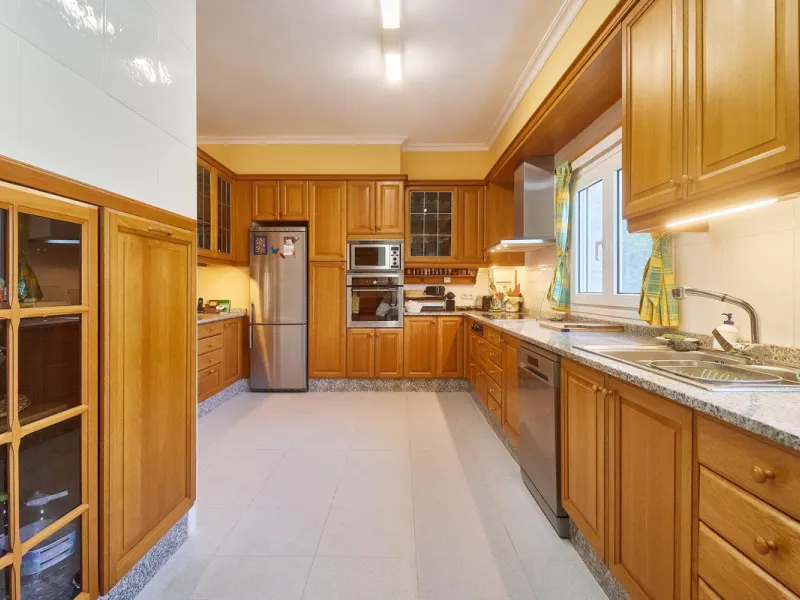 Discover this exceptional detached villa located in the desirable Carretera de Mijas area. With a generous build size of 483 m2 and set on an expansive plot of 833 m2, this property is just a short walk (2500 meters) to the stunning beach. The home featur