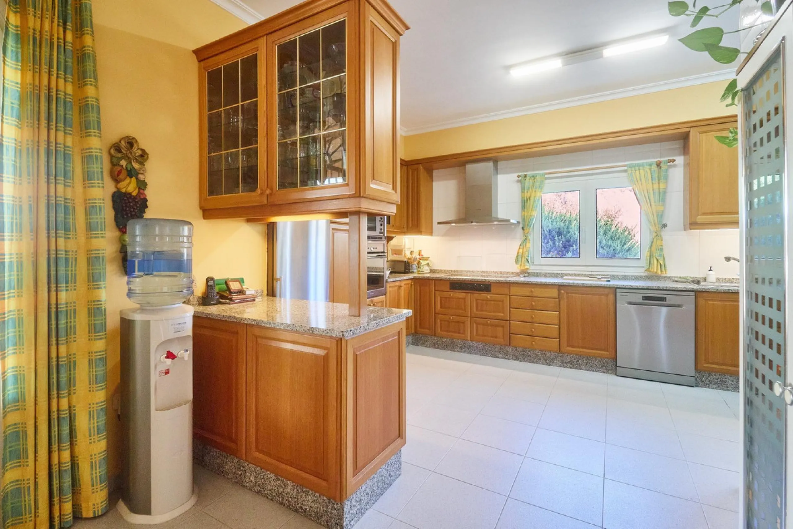 Discover this exceptional detached villa located in the desirable Carretera de Mijas area. With a generous build size of 483 m2 and set on an expansive plot of 833 m2, this property is just a short walk (2500 meters) to the stunning beach. The home featur