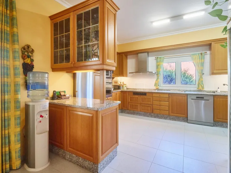 Discover this exceptional detached villa located in the desirable Carretera de Mijas area. With a generous build size of 483 m2 and set on an expansive plot of 833 m2, this property is just a short walk (2500 meters) to the stunning beach. The home featur
