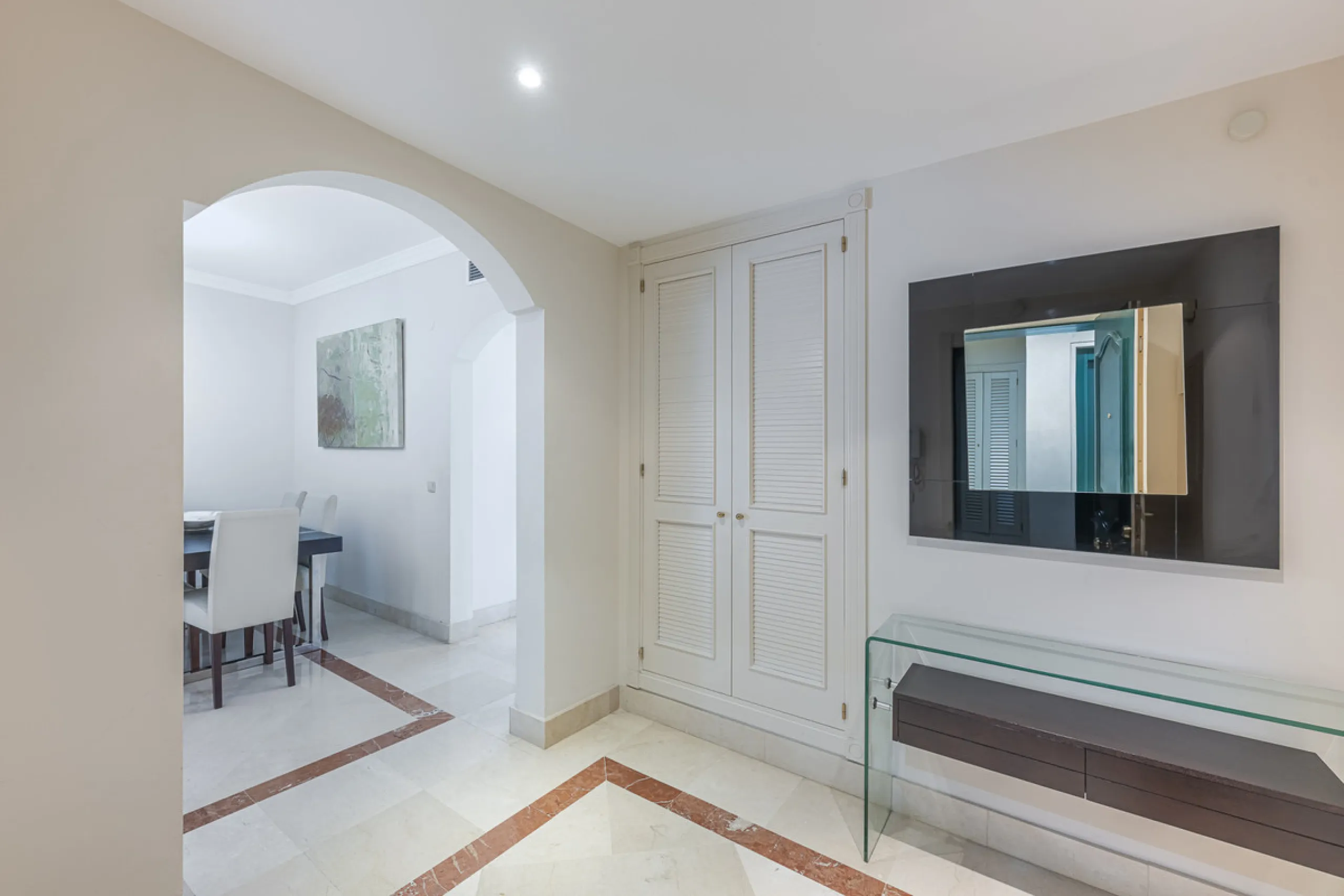 Apartment - Middle Floor Apartment в продаже в Marbella, Málaga. В доме 2 спален и 3 ванных комнат. Площадь дома 151 м²