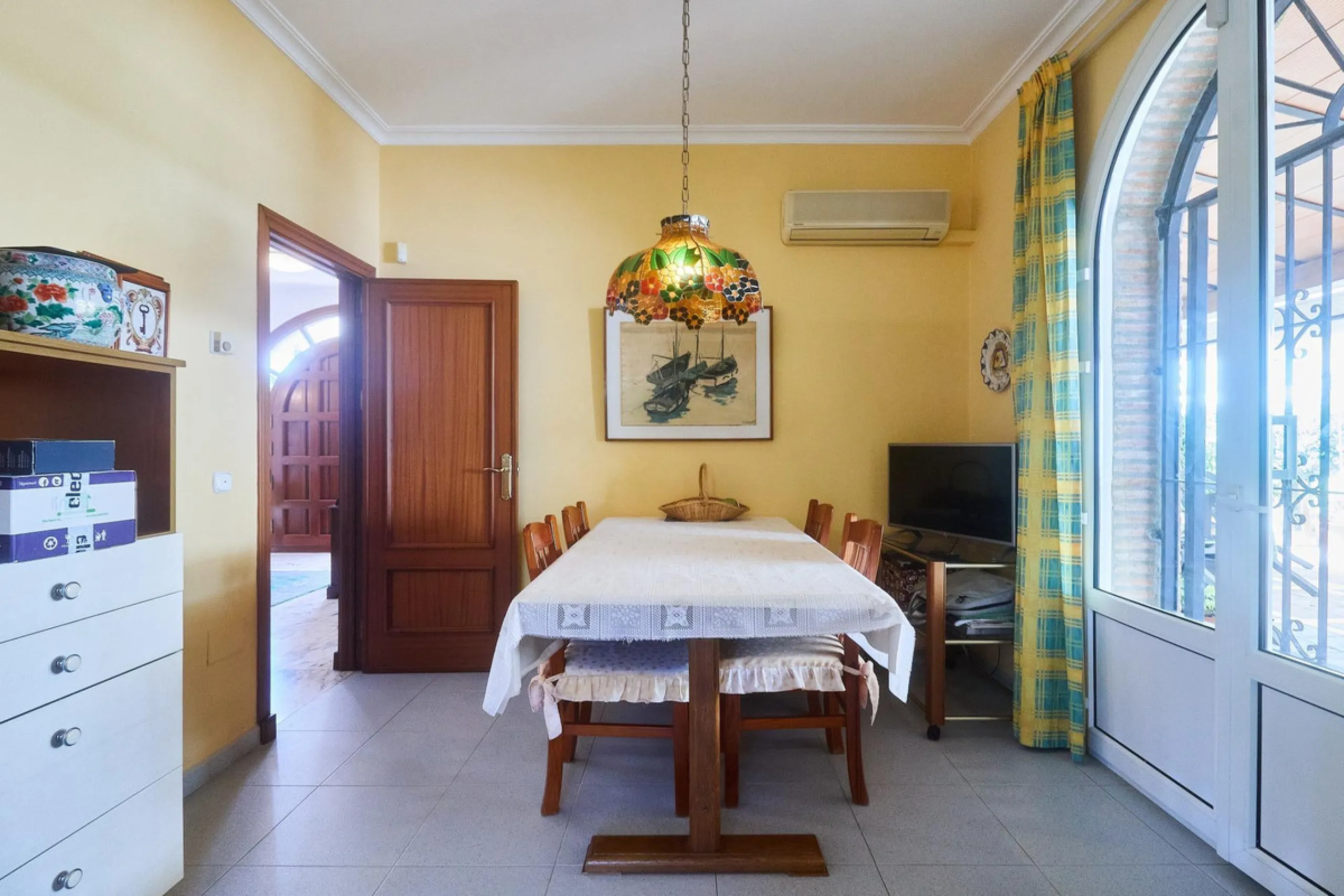 Discover this exceptional detached villa located in the desirable Carretera de Mijas area. With a generous build size of 483 m2 and set on an expansive plot of 833 m2, this property is just a short walk (2500 meters) to the stunning beach. The home featur