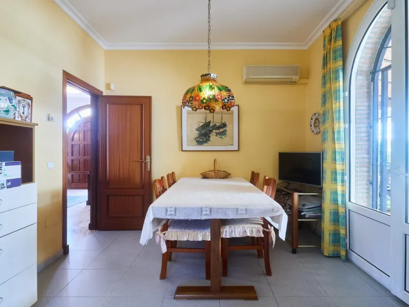 Discover this exceptional detached villa located in the desirable Carretera de Mijas area. With a generous build size of 483 m2 and set on an expansive plot of 833 m2, this property is just a short walk (2500 meters) to the stunning beach. The home featur