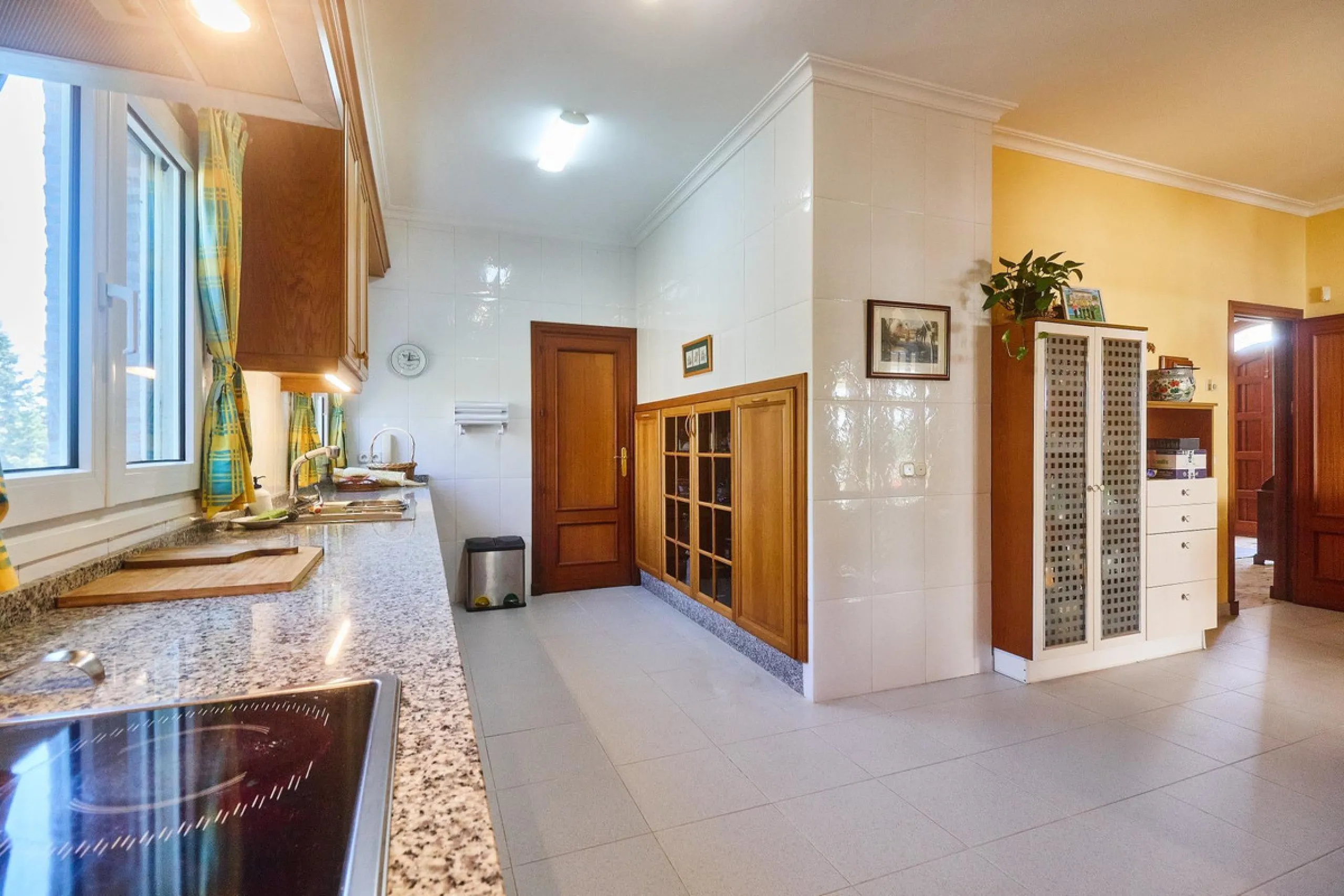 Discover this exceptional detached villa located in the desirable Carretera de Mijas area. With a generous build size of 483 m2 and set on an expansive plot of 833 m2, this property is just a short walk (2500 meters) to the stunning beach. The home featur