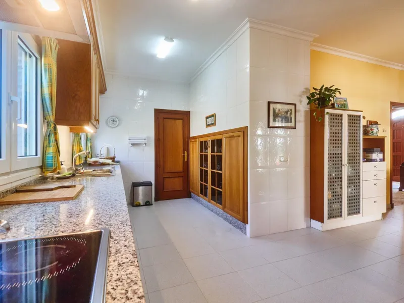 Discover this exceptional detached villa located in the desirable Carretera de Mijas area. With a generous build size of 483 m2 and set on an expansive plot of 833 m2, this property is just a short walk (2500 meters) to the stunning beach. The home featur