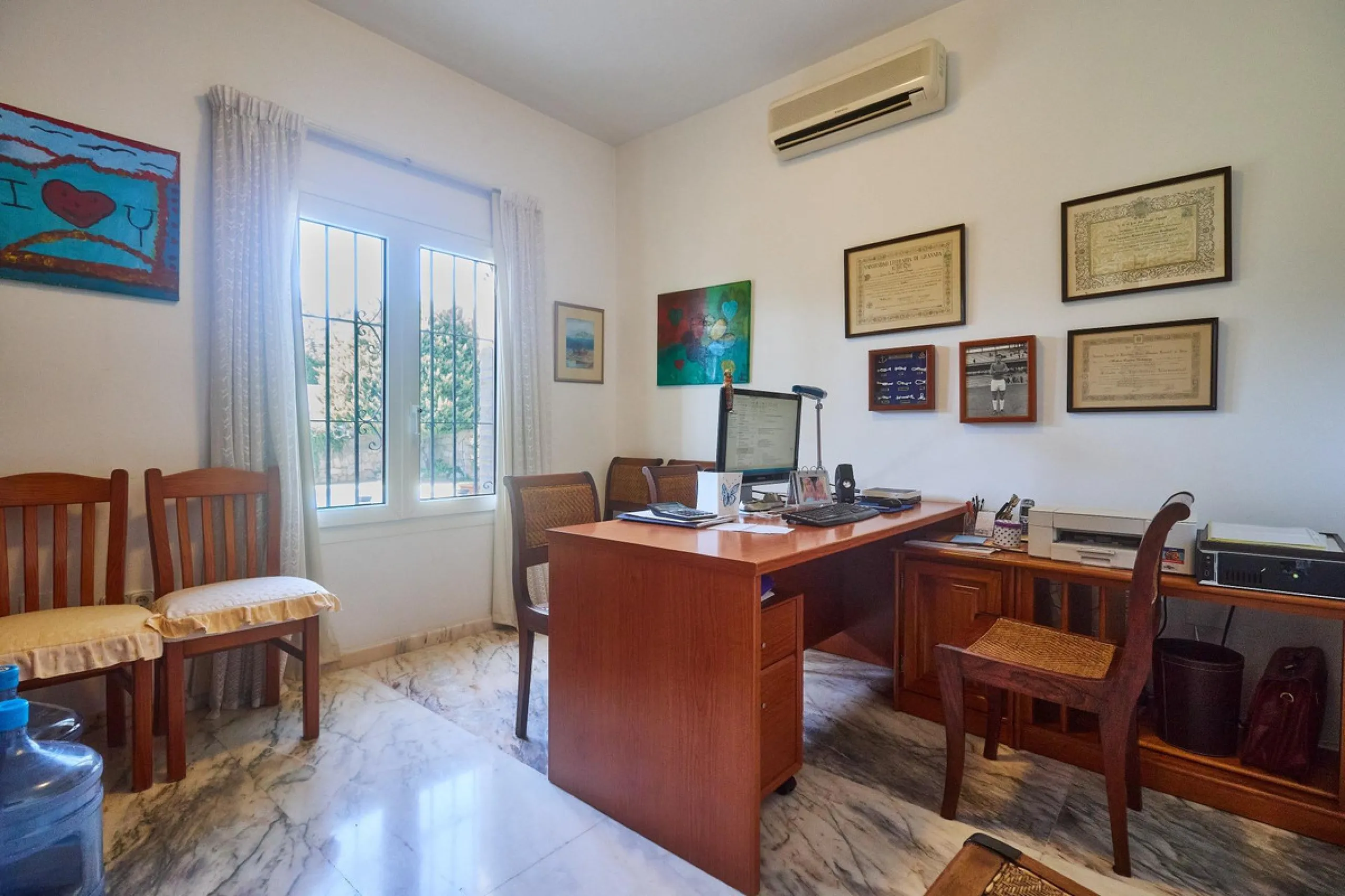 Discover this exceptional detached villa located in the desirable Carretera de Mijas area. With a generous build size of 483 m2 and set on an expansive plot of 833 m2, this property is just a short walk (2500 meters) to the stunning beach. The home featur