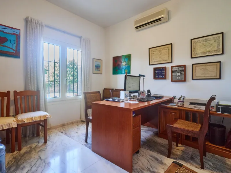 Discover this exceptional detached villa located in the desirable Carretera de Mijas area. With a generous build size of 483 m2 and set on an expansive plot of 833 m2, this property is just a short walk (2500 meters) to the stunning beach. The home featur