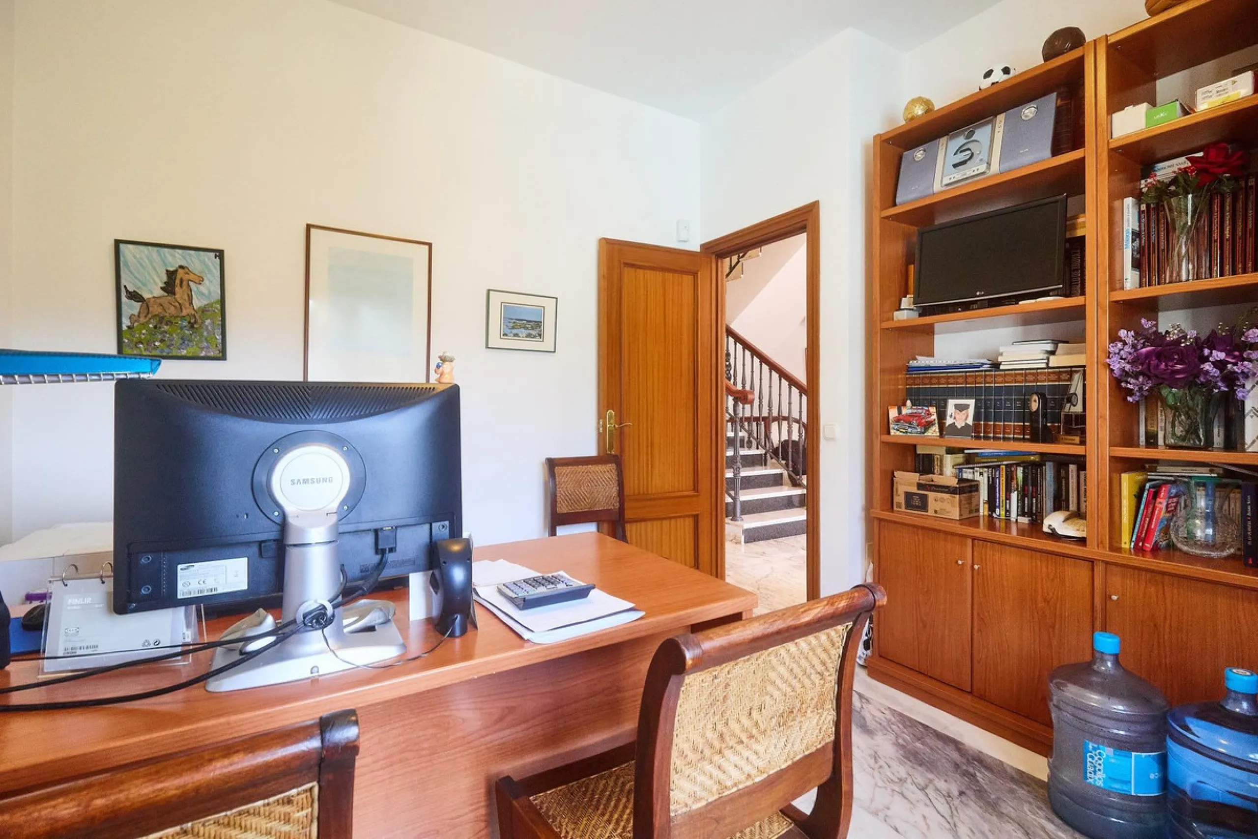 Discover this exceptional detached villa located in the desirable Carretera de Mijas area. With a generous build size of 483 m2 and set on an expansive plot of 833 m2, this property is just a short walk (2500 meters) to the stunning beach. The home featur