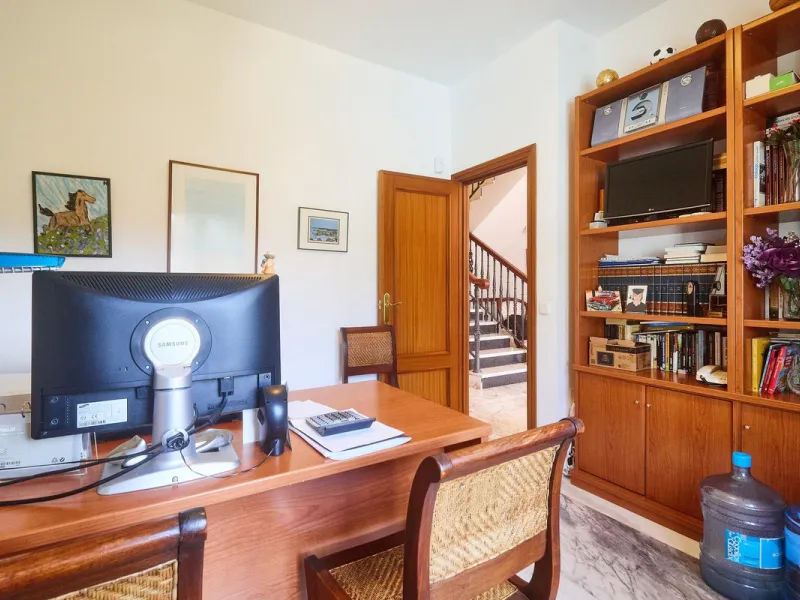 Discover this exceptional detached villa located in the desirable Carretera de Mijas area. With a generous build size of 483 m2 and set on an expansive plot of 833 m2, this property is just a short walk (2500 meters) to the stunning beach. The home featur