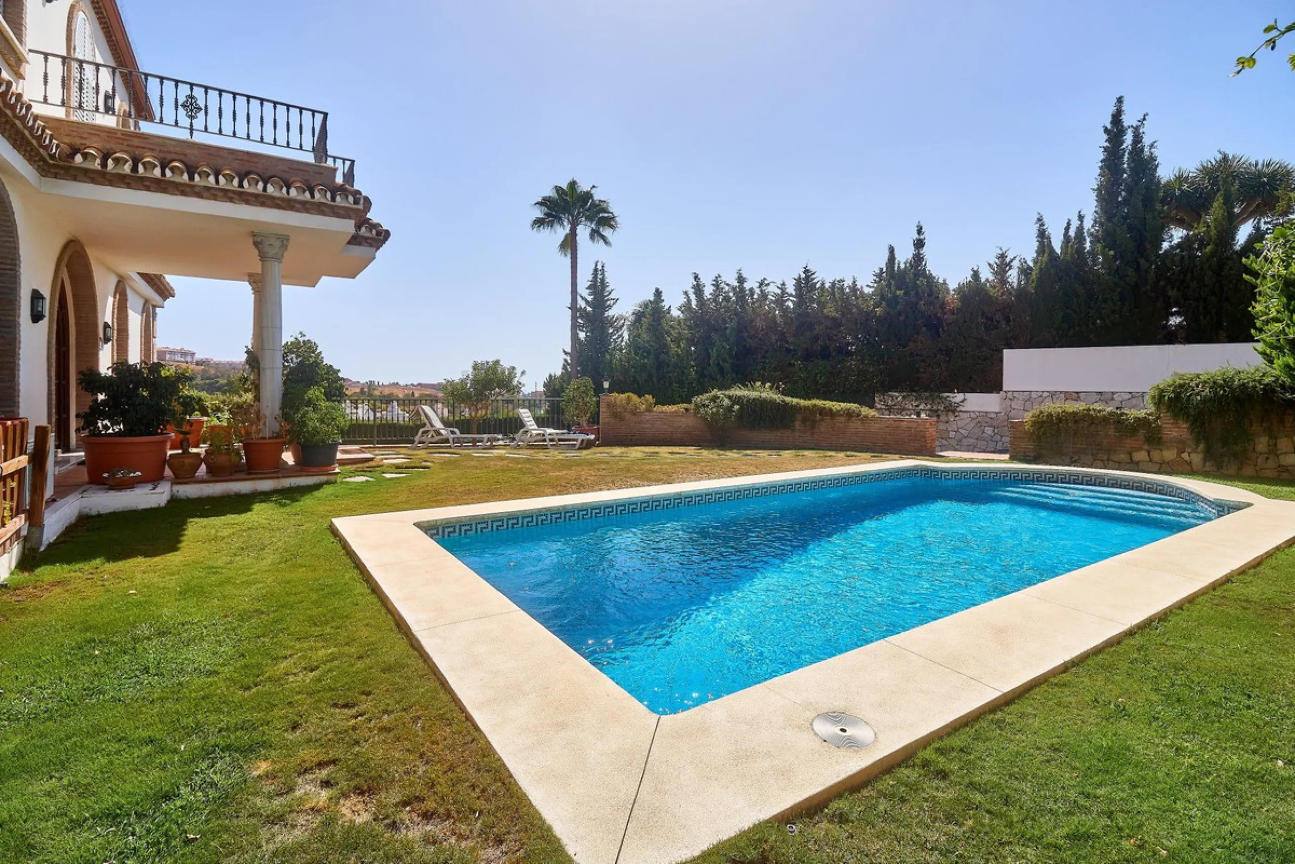 Discover this exceptional detached villa located in the desirable Carretera de Mijas area. With a generous build size of 483 m2 and set on an expansive plot of 833 m2, this property is just a short walk (2500 meters) to the stunning beach. The home featur