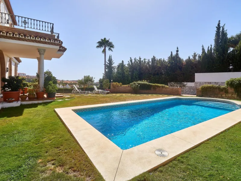 Discover this exceptional detached villa located in the desirable Carretera de Mijas area. With a generous build size of 483 m2 and set on an expansive plot of 833 m2, this property is just a short walk (2500 meters) to the stunning beach. The home featur