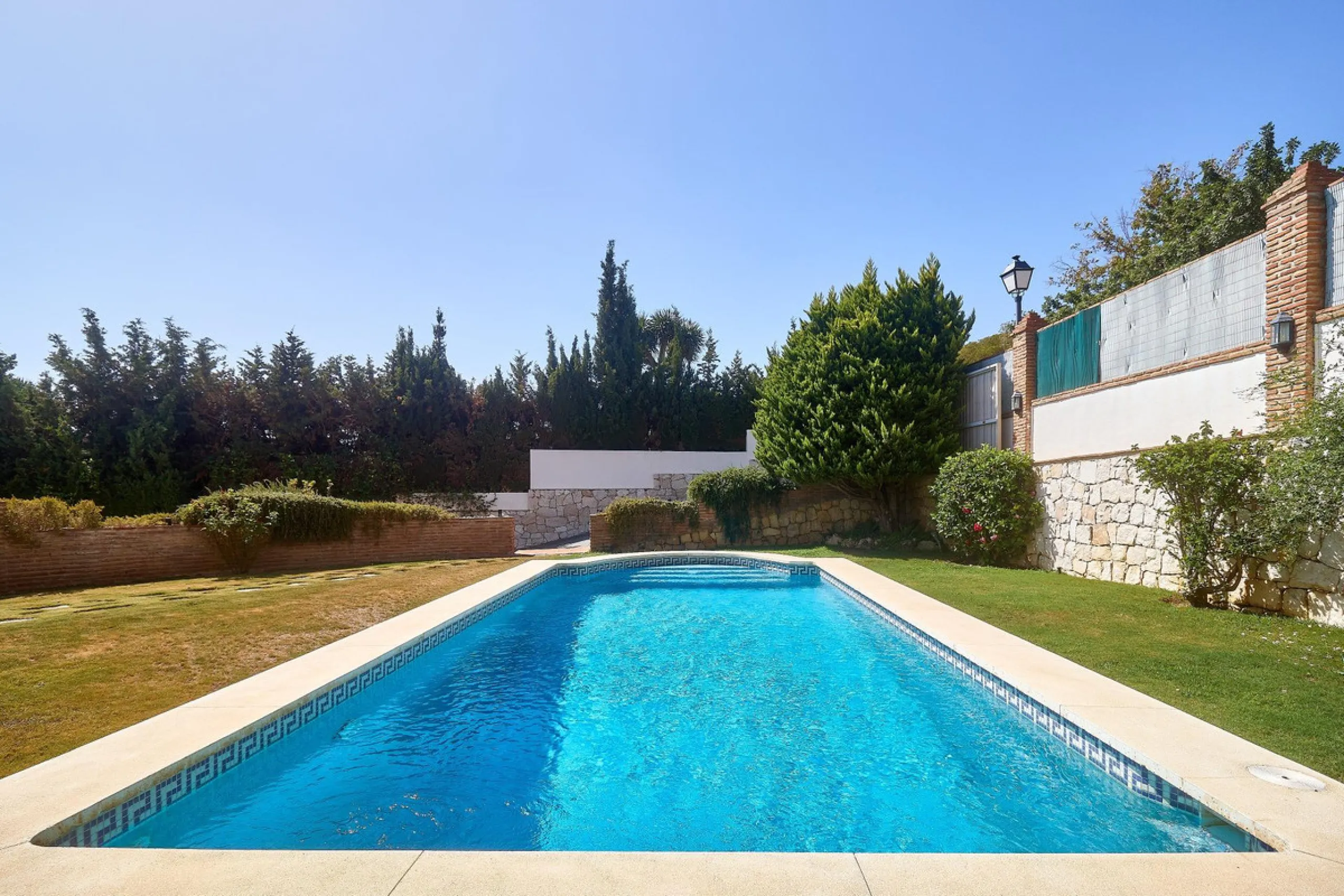 Discover this exceptional detached villa located in the desirable Carretera de Mijas area. With a generous build size of 483 m2 and set on an expansive plot of 833 m2, this property is just a short walk (2500 meters) to the stunning beach. The home featur