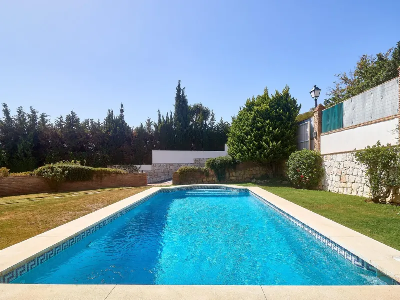 Discover this exceptional detached villa located in the desirable Carretera de Mijas area. With a generous build size of 483 m2 and set on an expansive plot of 833 m2, this property is just a short walk (2500 meters) to the stunning beach. The home featur