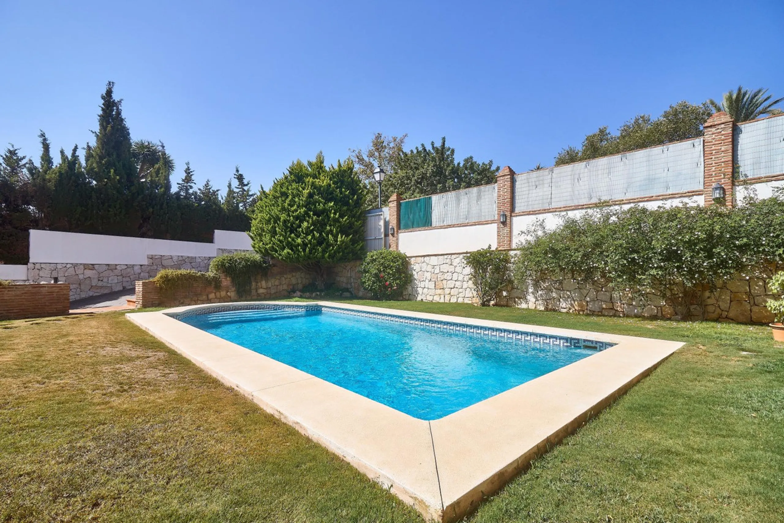 Discover this exceptional detached villa located in the desirable Carretera de Mijas area. With a generous build size of 483 m2 and set on an expansive plot of 833 m2, this property is just a short walk (2500 meters) to the stunning beach. The home featur