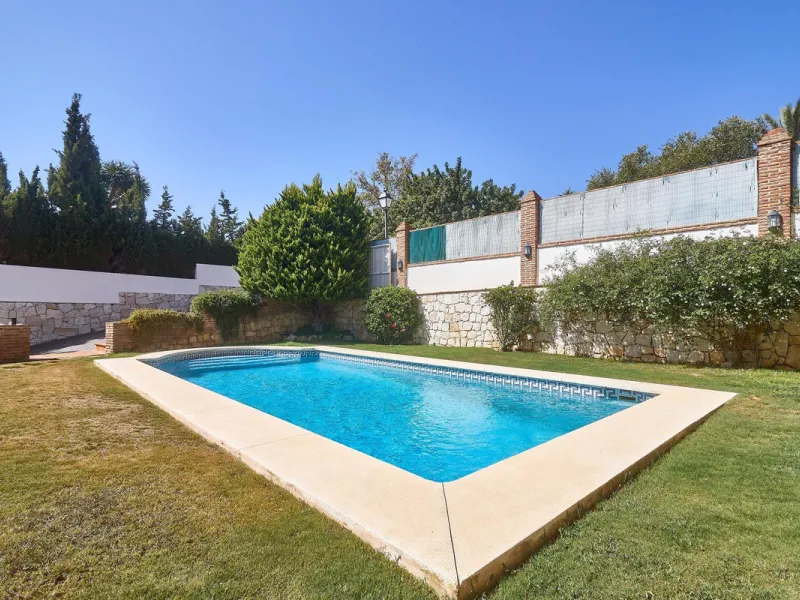 Discover this exceptional detached villa located in the desirable Carretera de Mijas area. With a generous build size of 483 m2 and set on an expansive plot of 833 m2, this property is just a short walk (2500 meters) to the stunning beach. The home featur