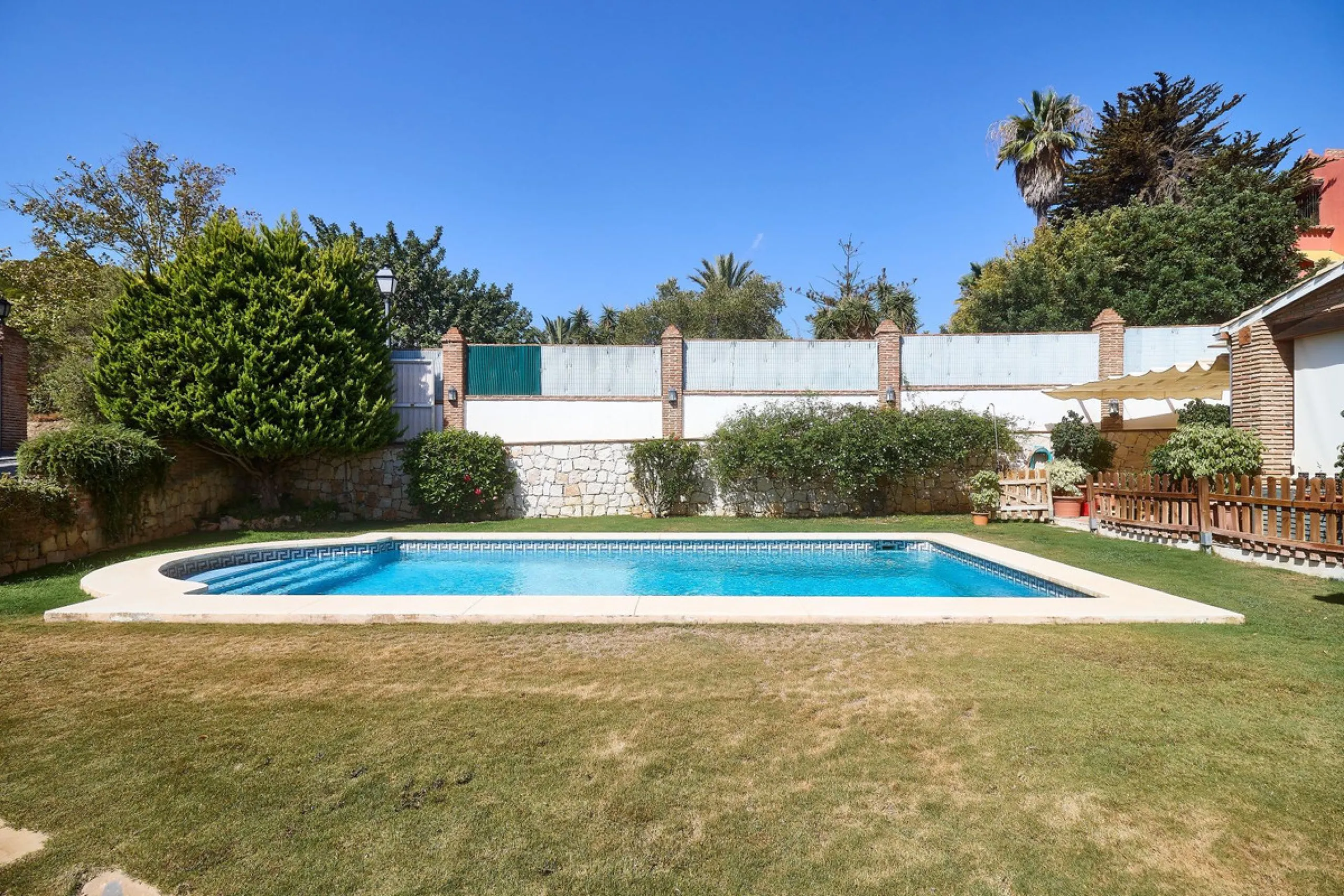 Discover this exceptional detached villa located in the desirable Carretera de Mijas area. With a generous build size of 483 m2 and set on an expansive plot of 833 m2, this property is just a short walk (2500 meters) to the stunning beach. The home featur
