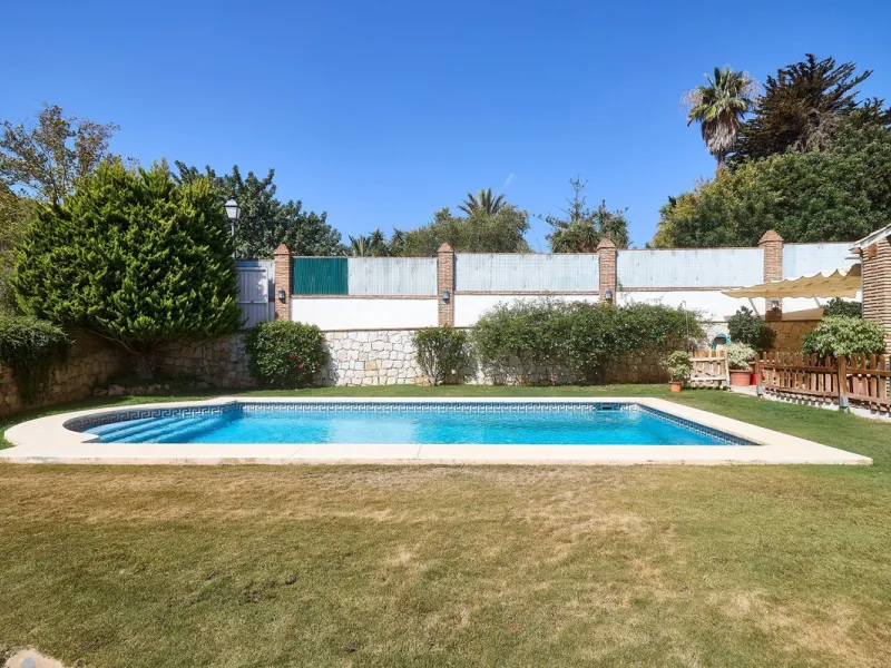 Discover this exceptional detached villa located in the desirable Carretera de Mijas area. With a generous build size of 483 m2 and set on an expansive plot of 833 m2, this property is just a short walk (2500 meters) to the stunning beach. The home featur