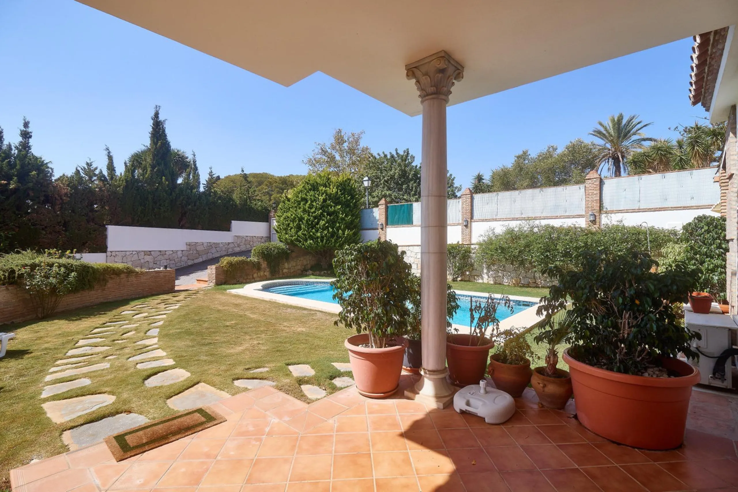 Discover this exceptional detached villa located in the desirable Carretera de Mijas area. With a generous build size of 483 m2 and set on an expansive plot of 833 m2, this property is just a short walk (2500 meters) to the stunning beach. The home featur