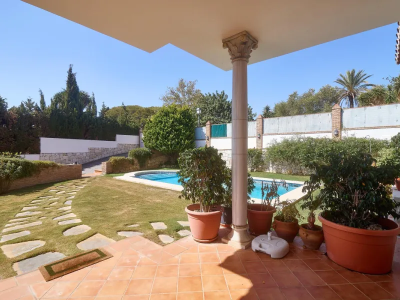 Discover this exceptional detached villa located in the desirable Carretera de Mijas area. With a generous build size of 483 m2 and set on an expansive plot of 833 m2, this property is just a short walk (2500 meters) to the stunning beach. The home featur