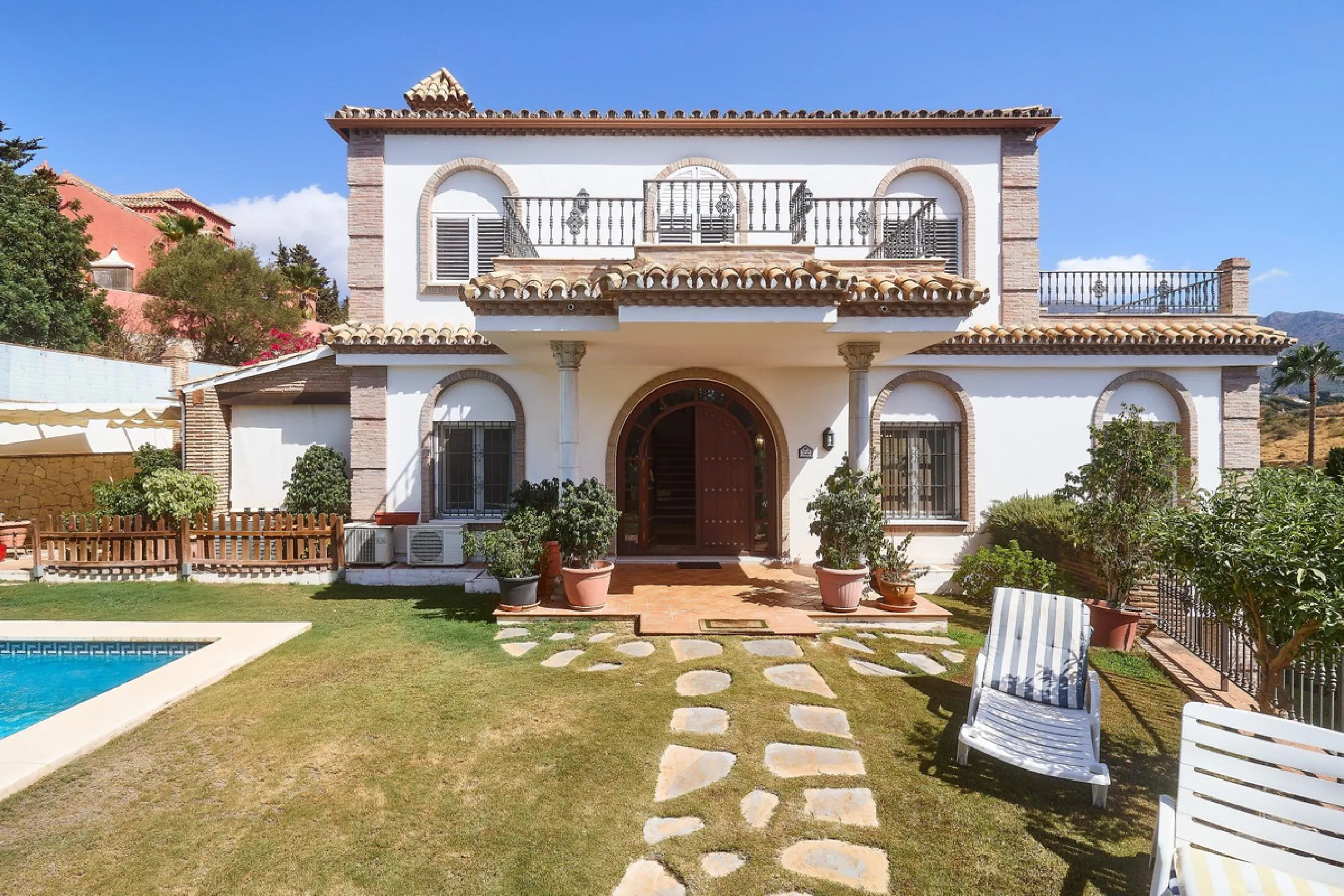Discover this exceptional detached villa located in the desirable Carretera de Mijas area. With a generous build size of 483 m2 and set on an expansive plot of 833 m2, this property is just a short walk (2500 meters) to the stunning beach. The home featur