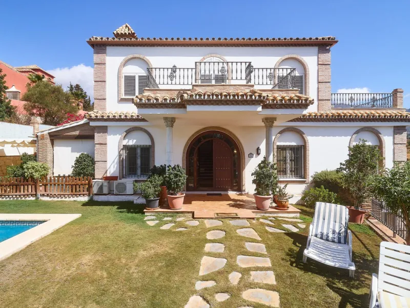 Discover this exceptional detached villa located in the desirable Carretera de Mijas area. With a generous build size of 483 m2 and set on an expansive plot of 833 m2, this property is just a short walk (2500 meters) to the stunning beach. The home featur