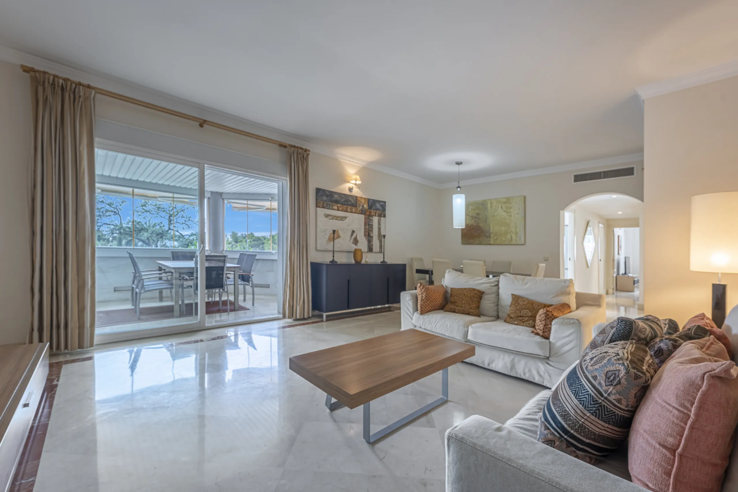 Apartment - Middle Floor Apartment в продаже в Marbella, Málaga. В доме 2 спален и 3 ванных комнат. Площадь дома 151 м²